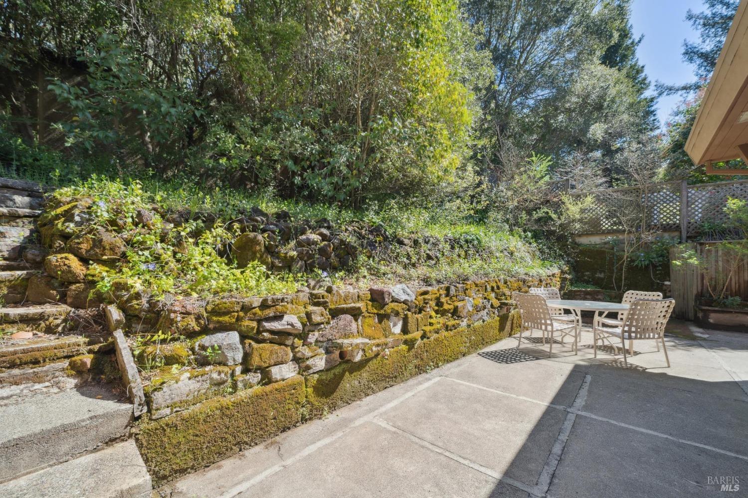 18 Sir Francis Drake Blvd