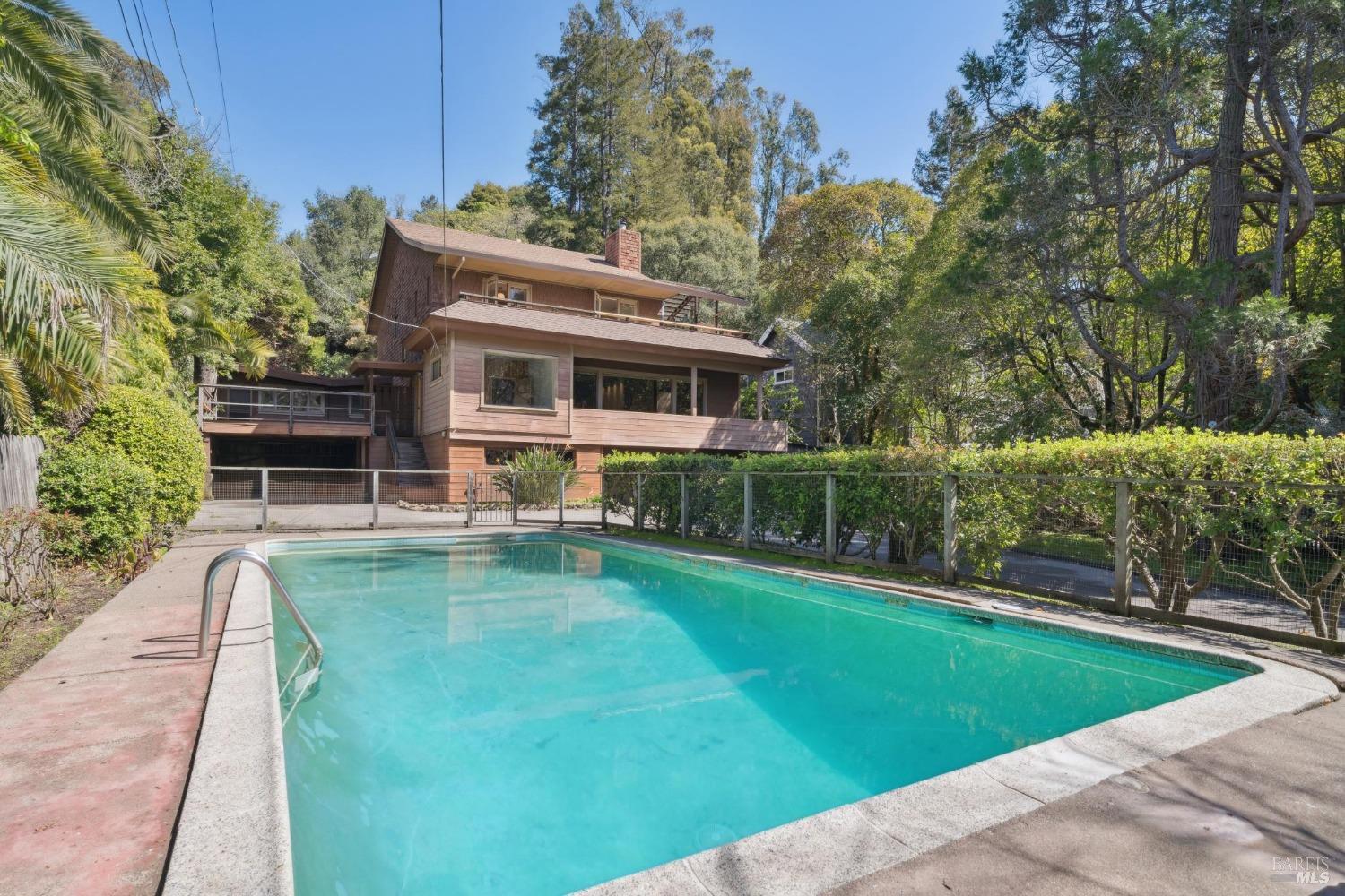 18 Sir Francis Drake Blvd