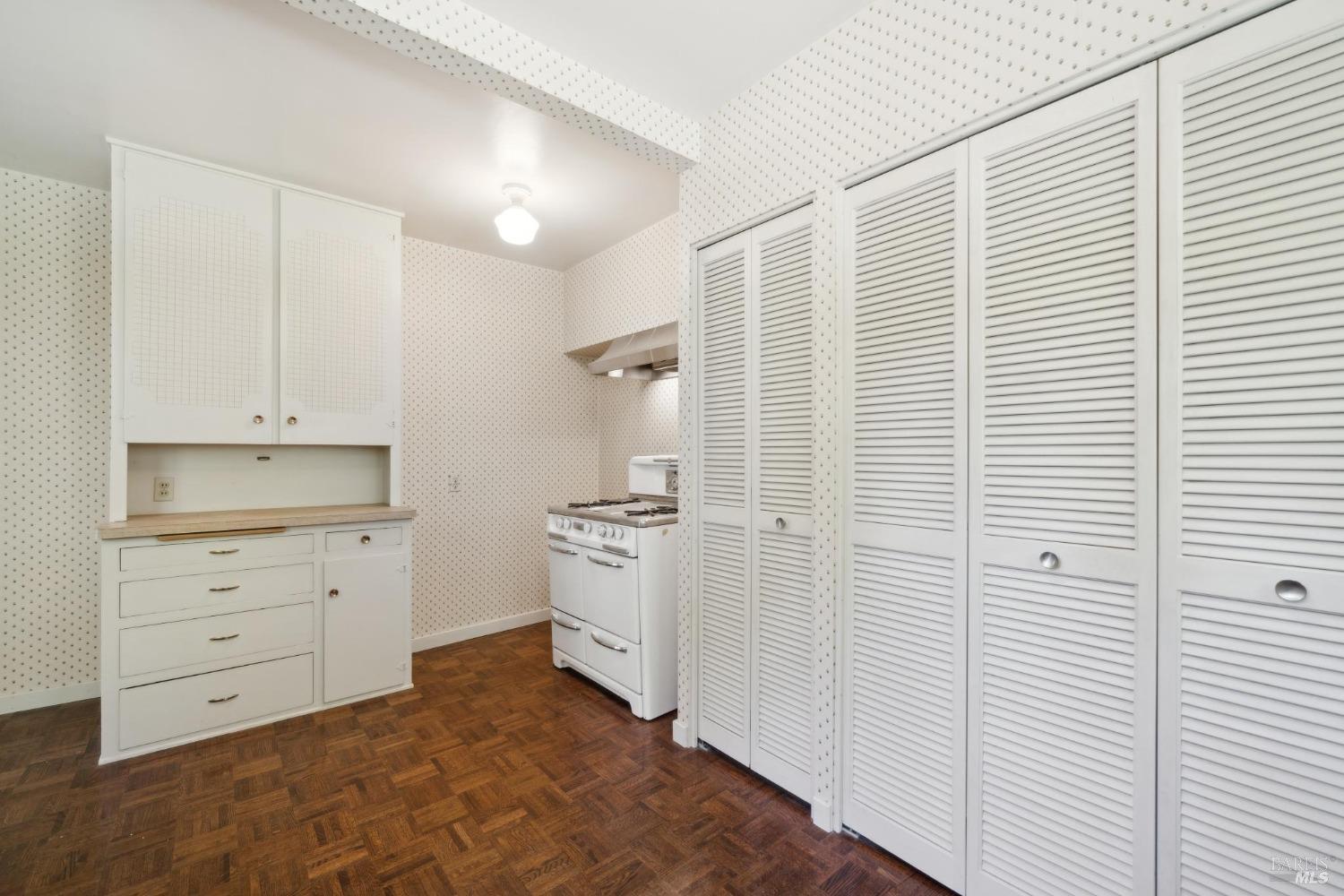 18 Sir Francis Drake Blvd