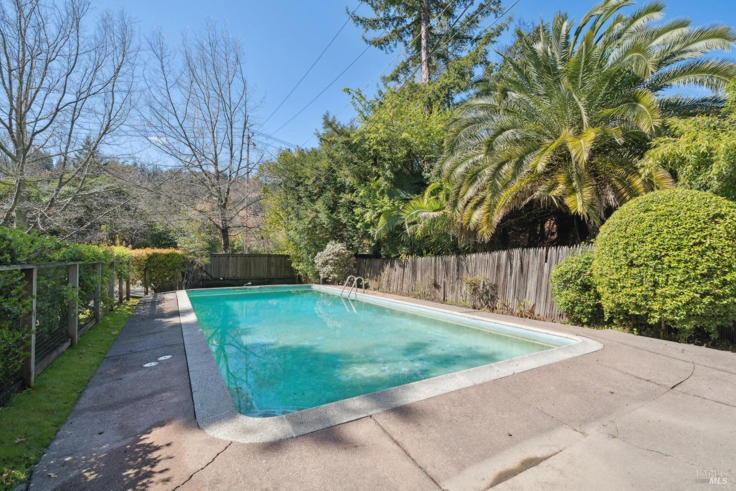 18 Sir Francis Drake Blvd