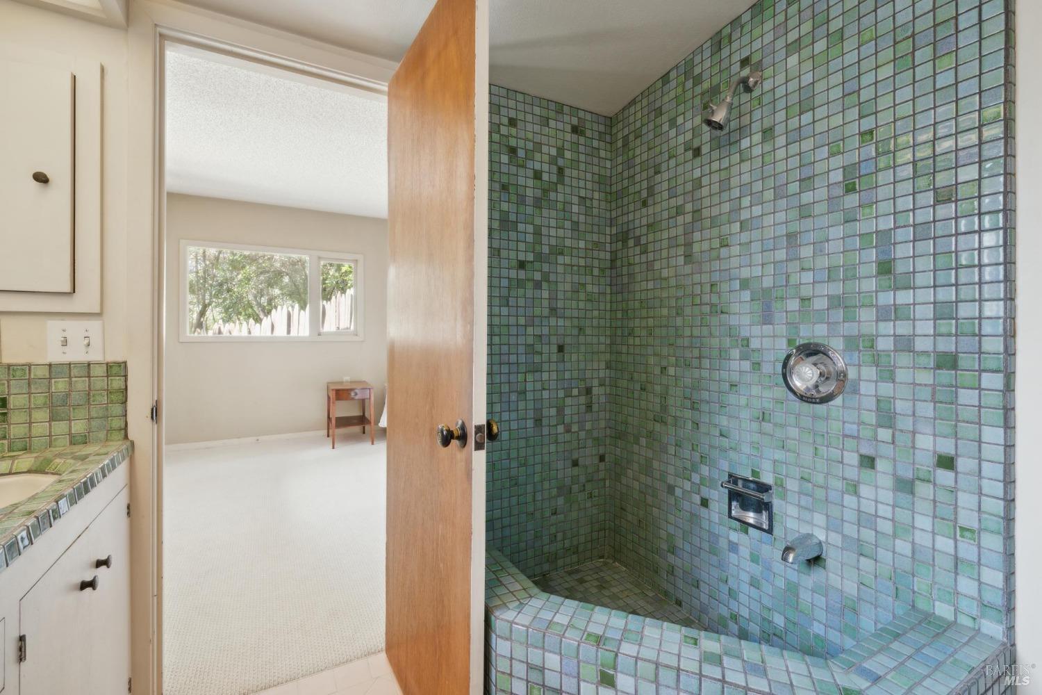 18 Sir Francis Drake Blvd