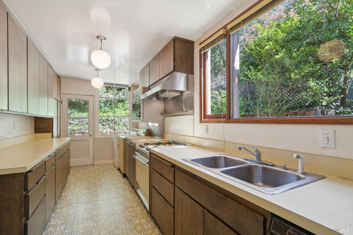 18 Sir Francis Drake Blvd