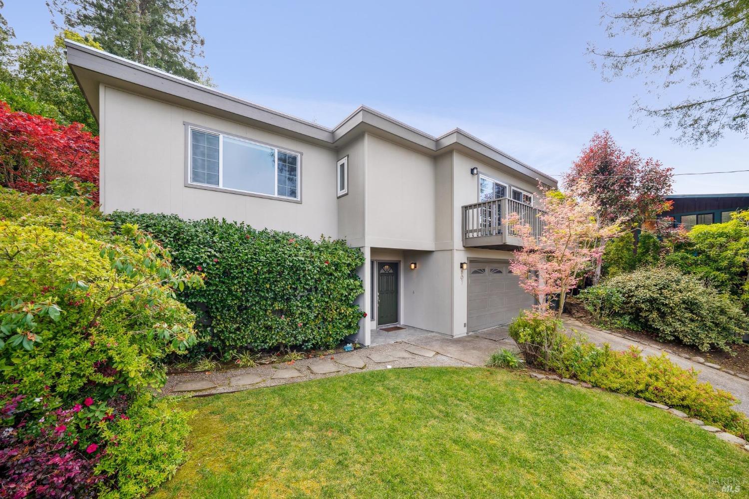 807 Spring Dr