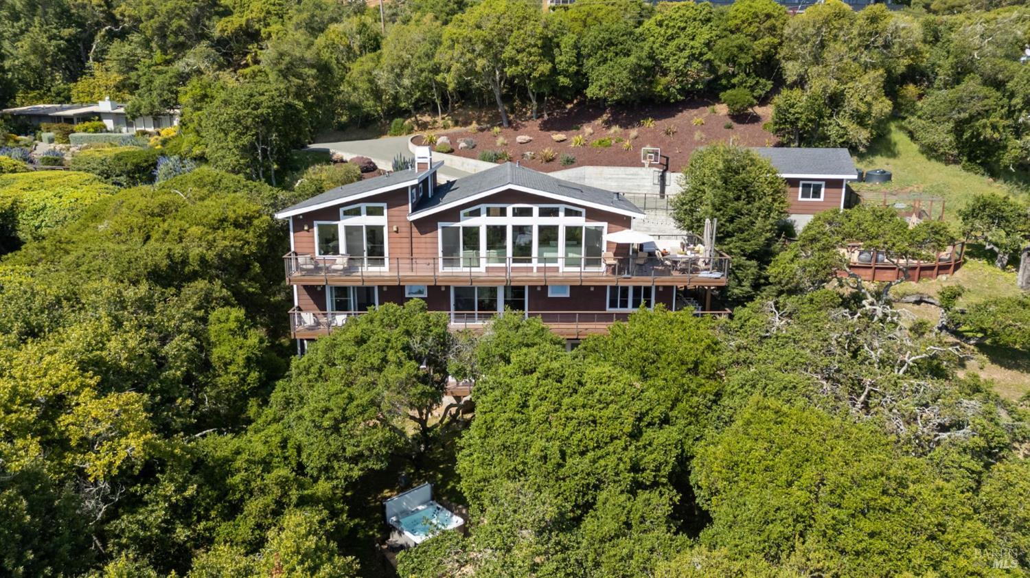 123 Round Hill Rd