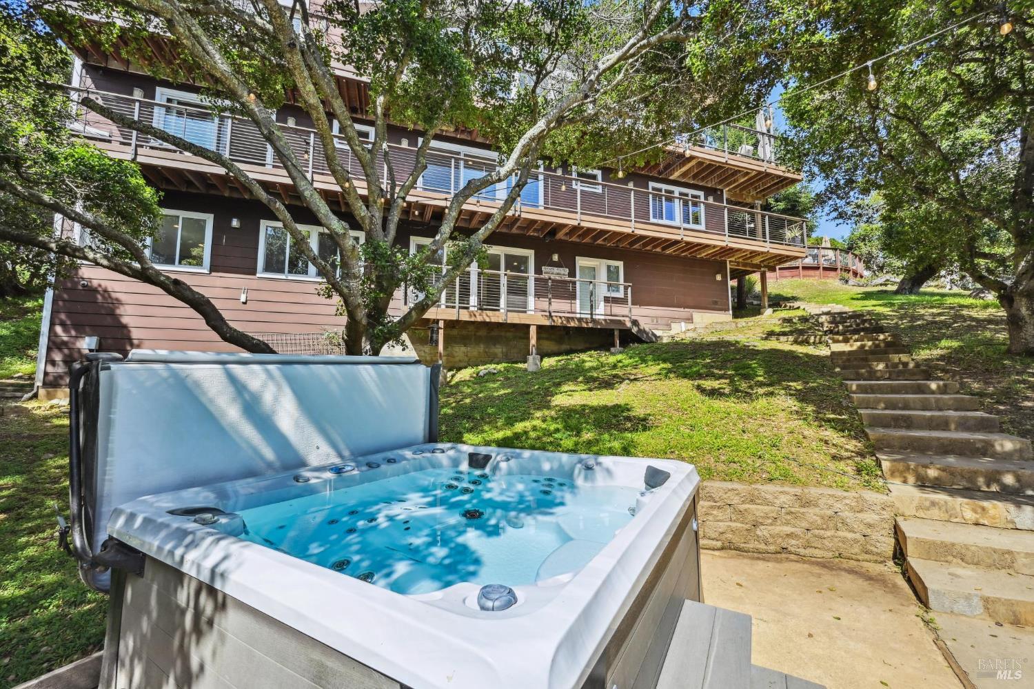 123 Round Hill Rd