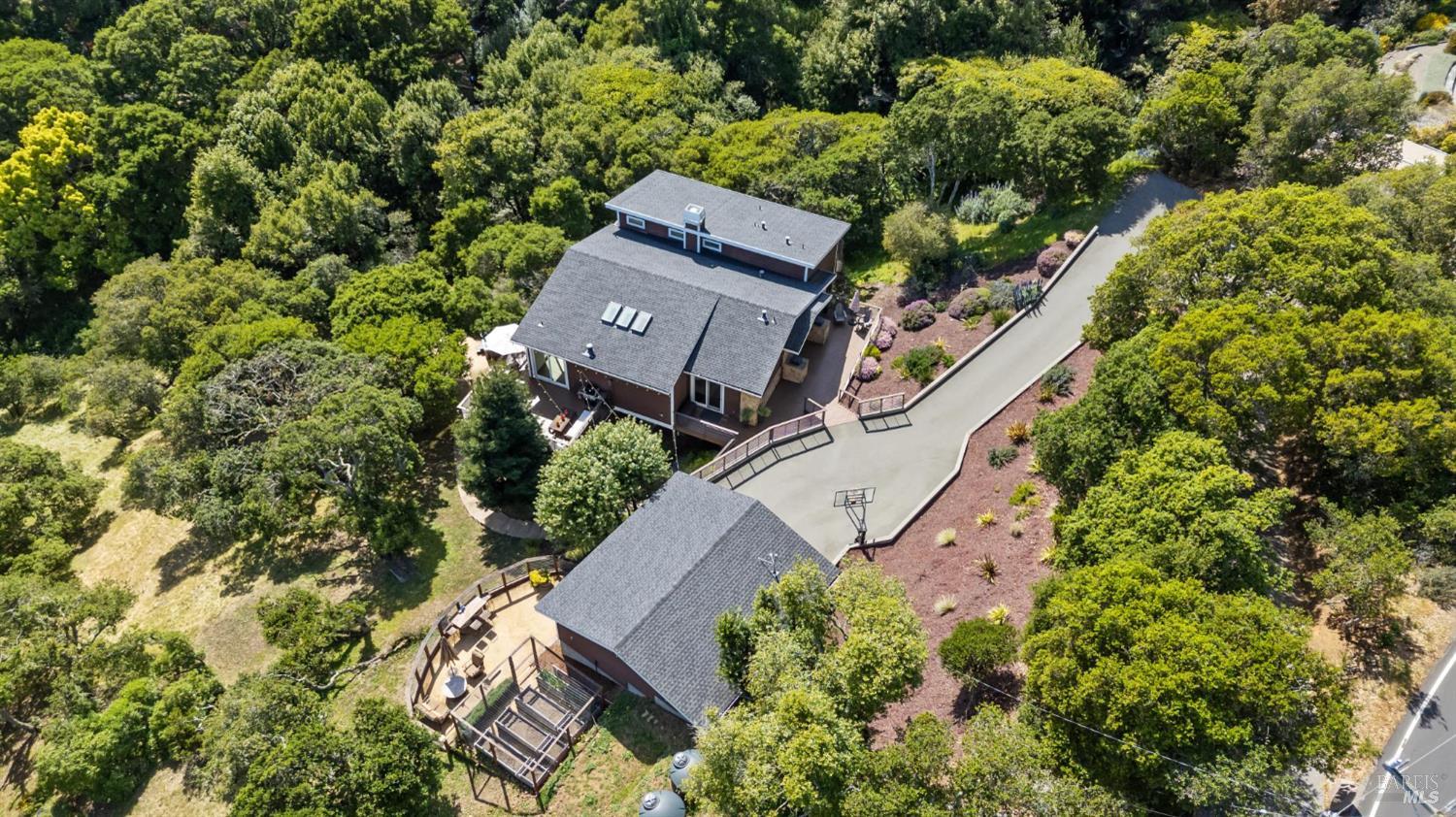 123 Round Hill Rd