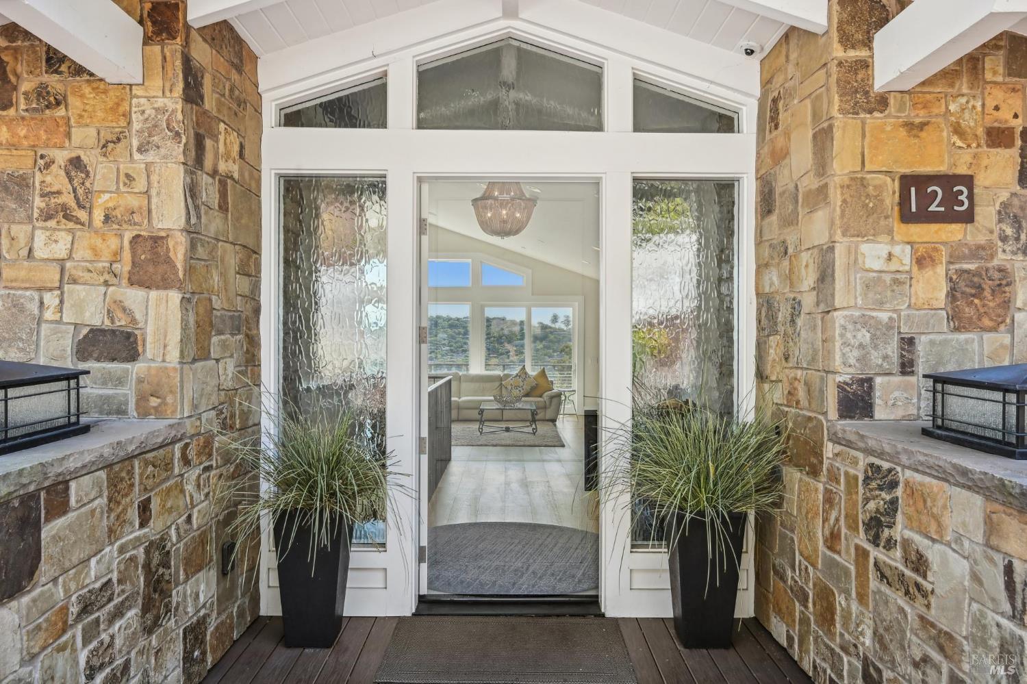 123 Round Hill Rd