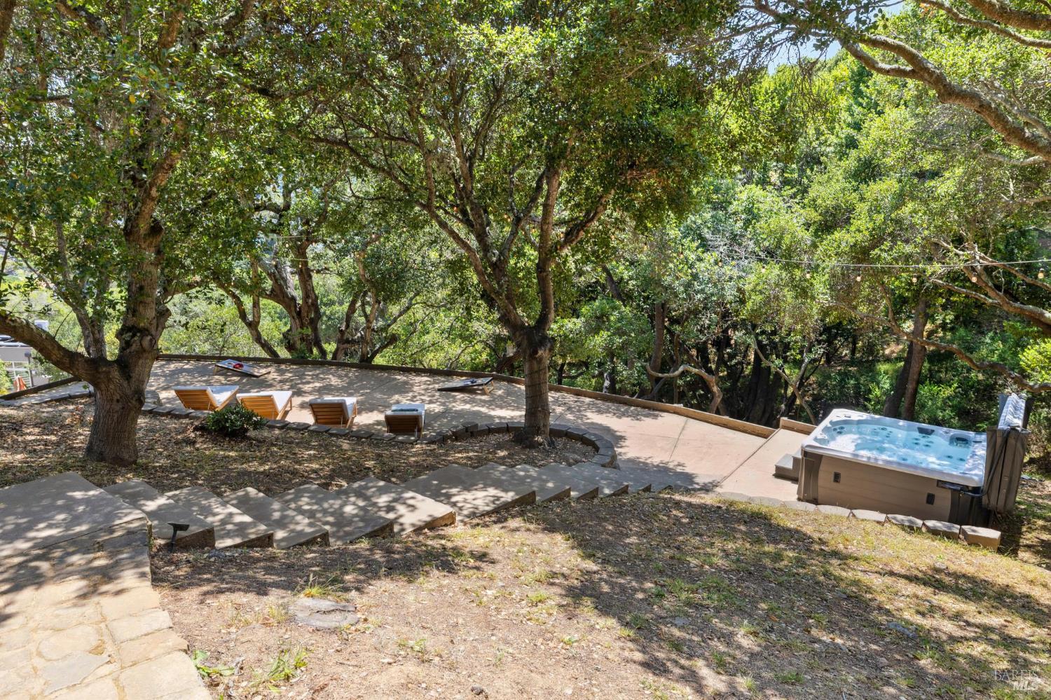 123 Round Hill Rd