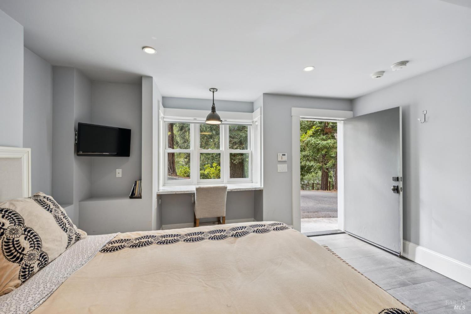 8 Sir Francis Drake Boulevard