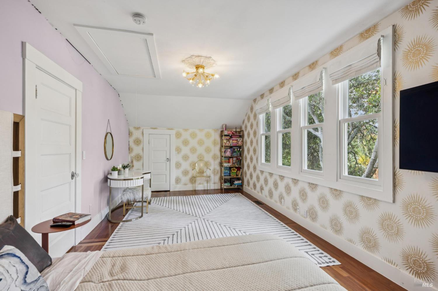 8 Sir Francis Drake Boulevard