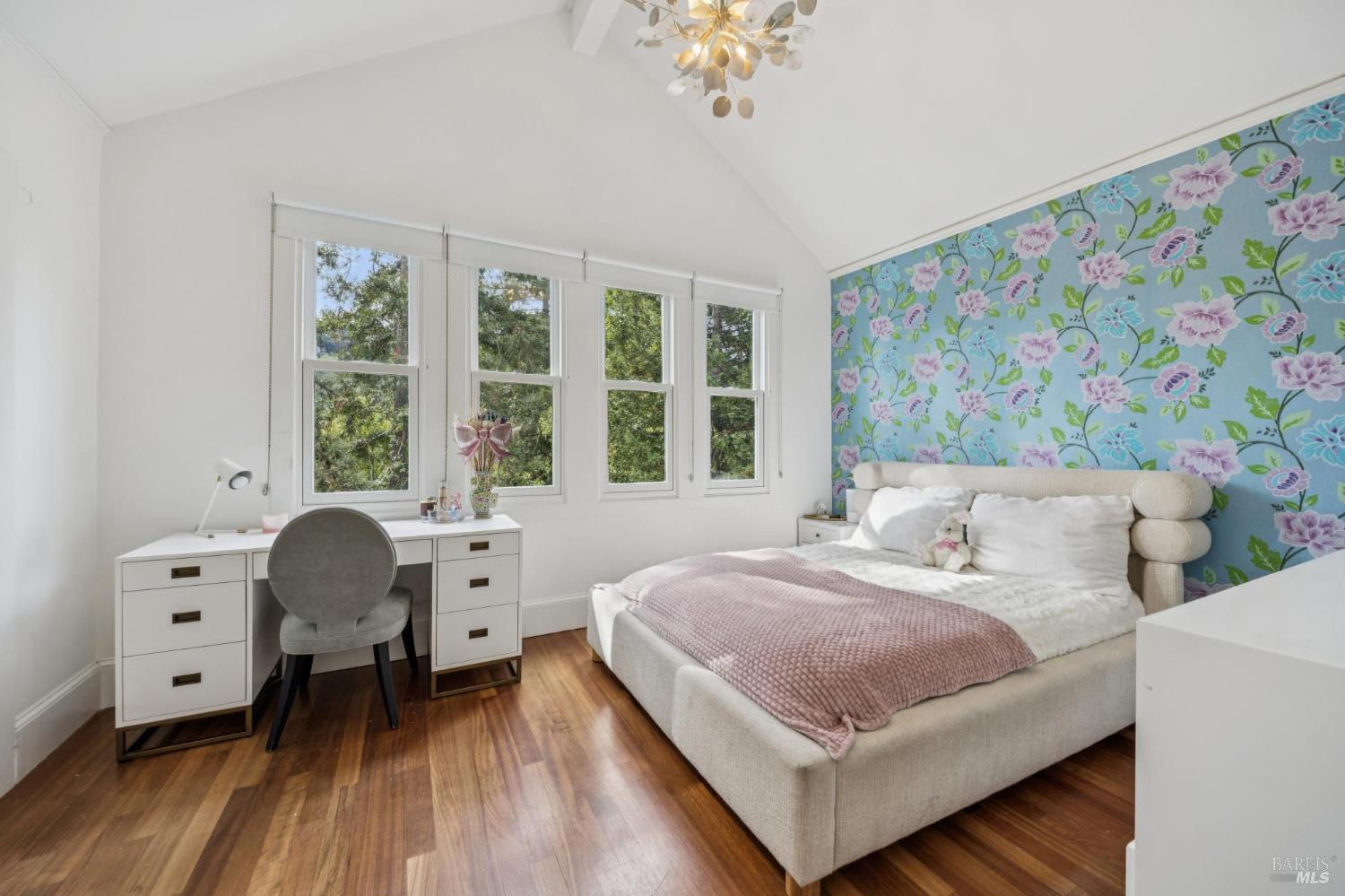 8 Sir Francis Drake Boulevard