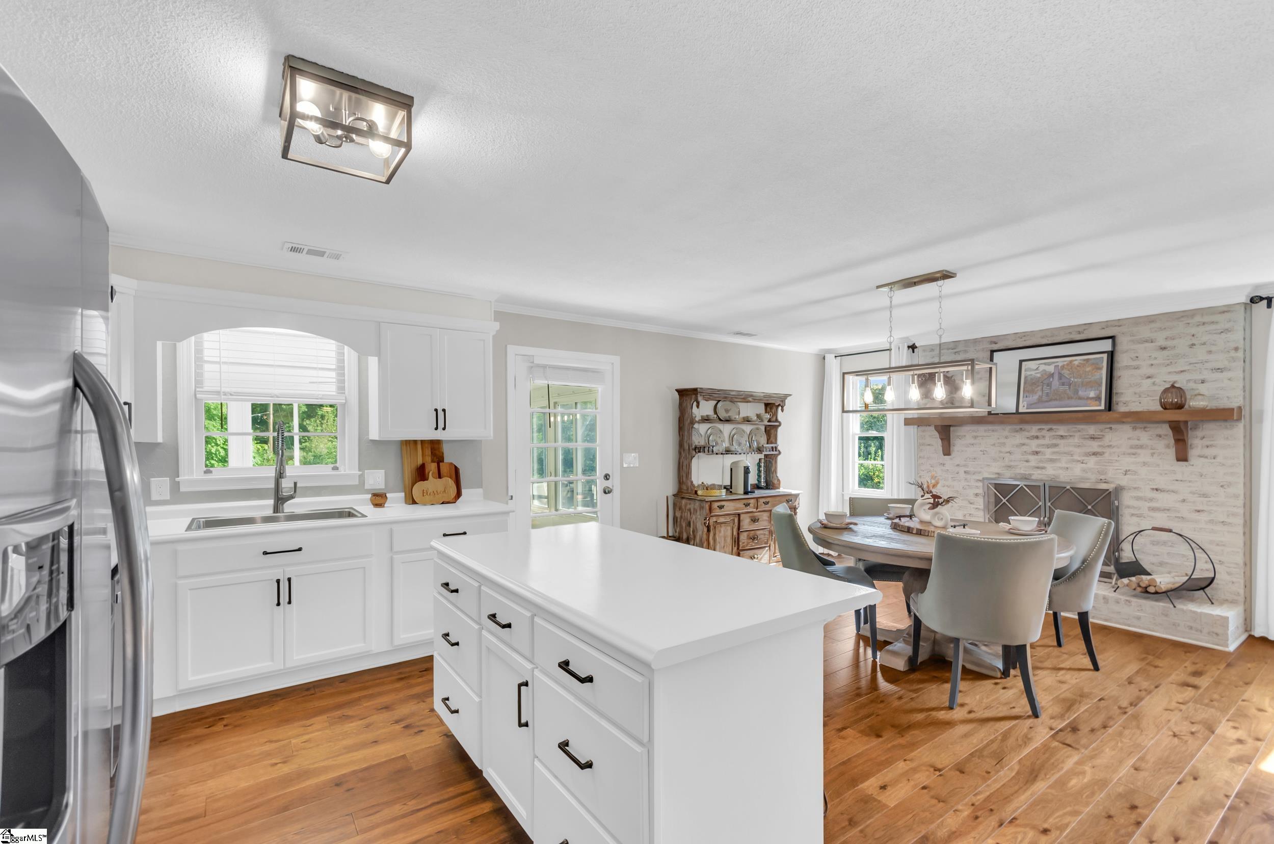 8 Knoll Circle