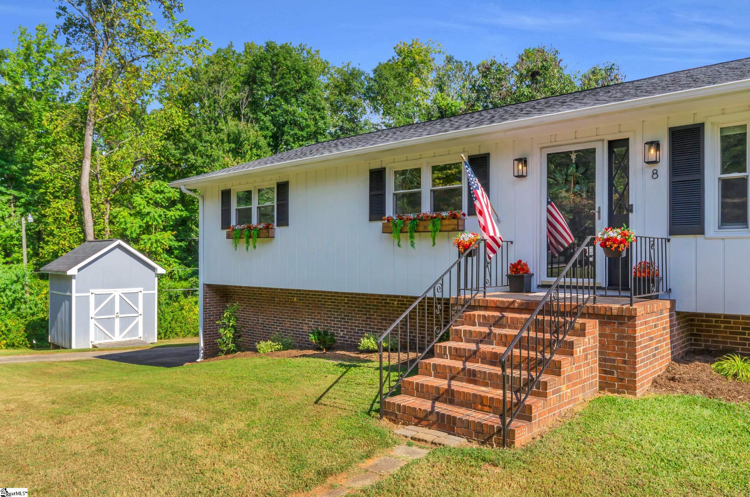 8 Knoll Circle