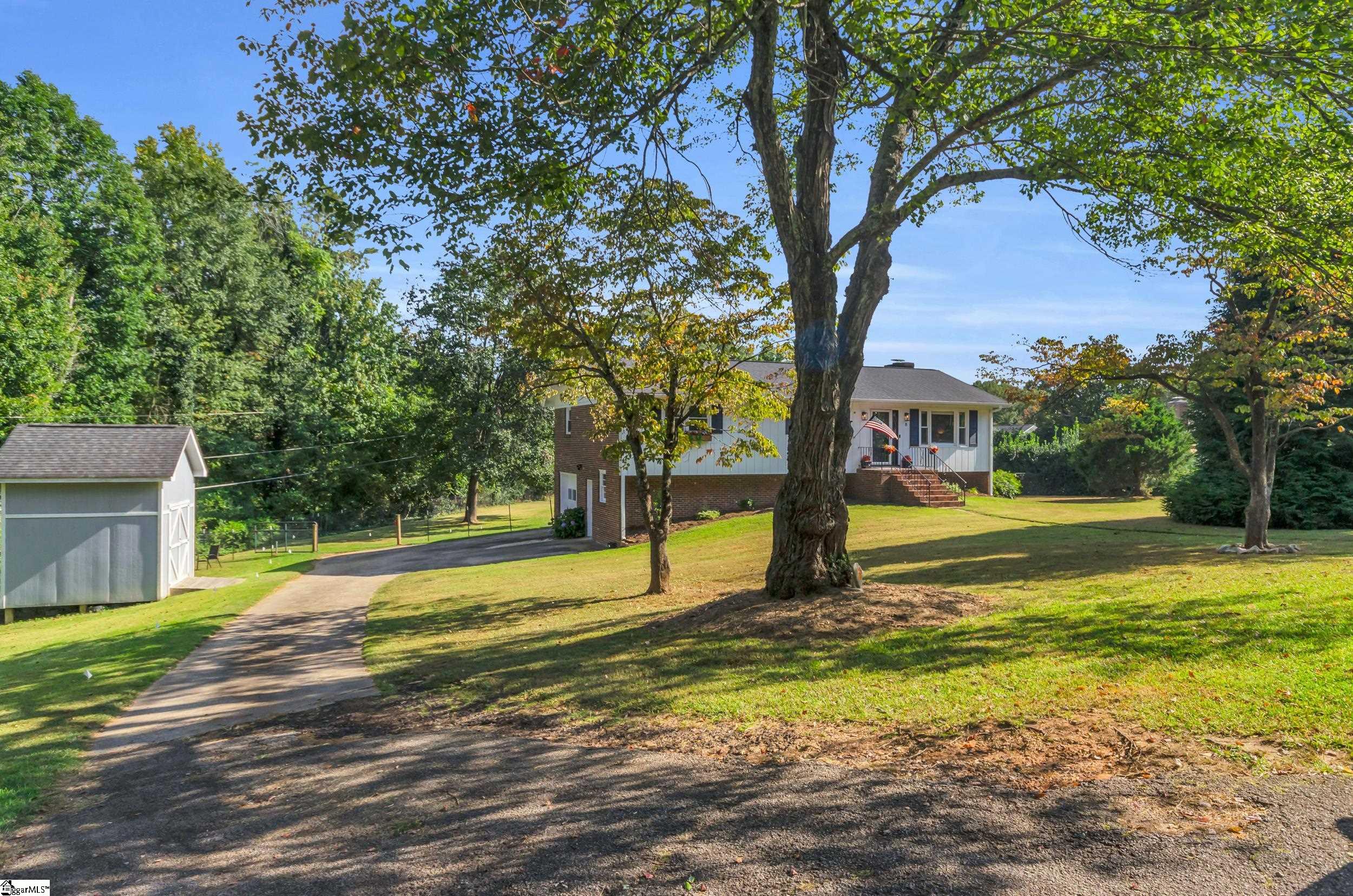 8 Knoll Circle