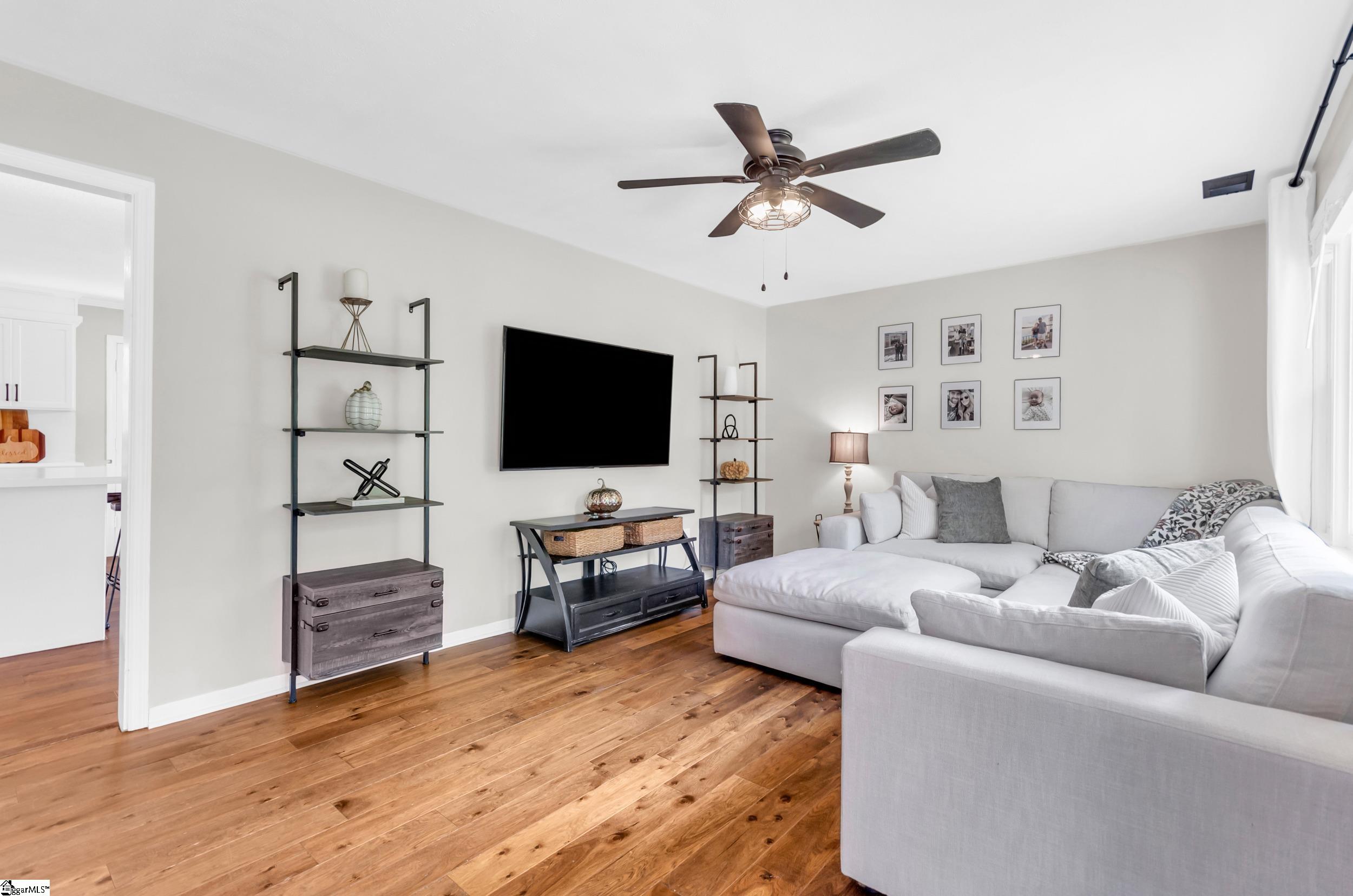 8 Knoll Circle