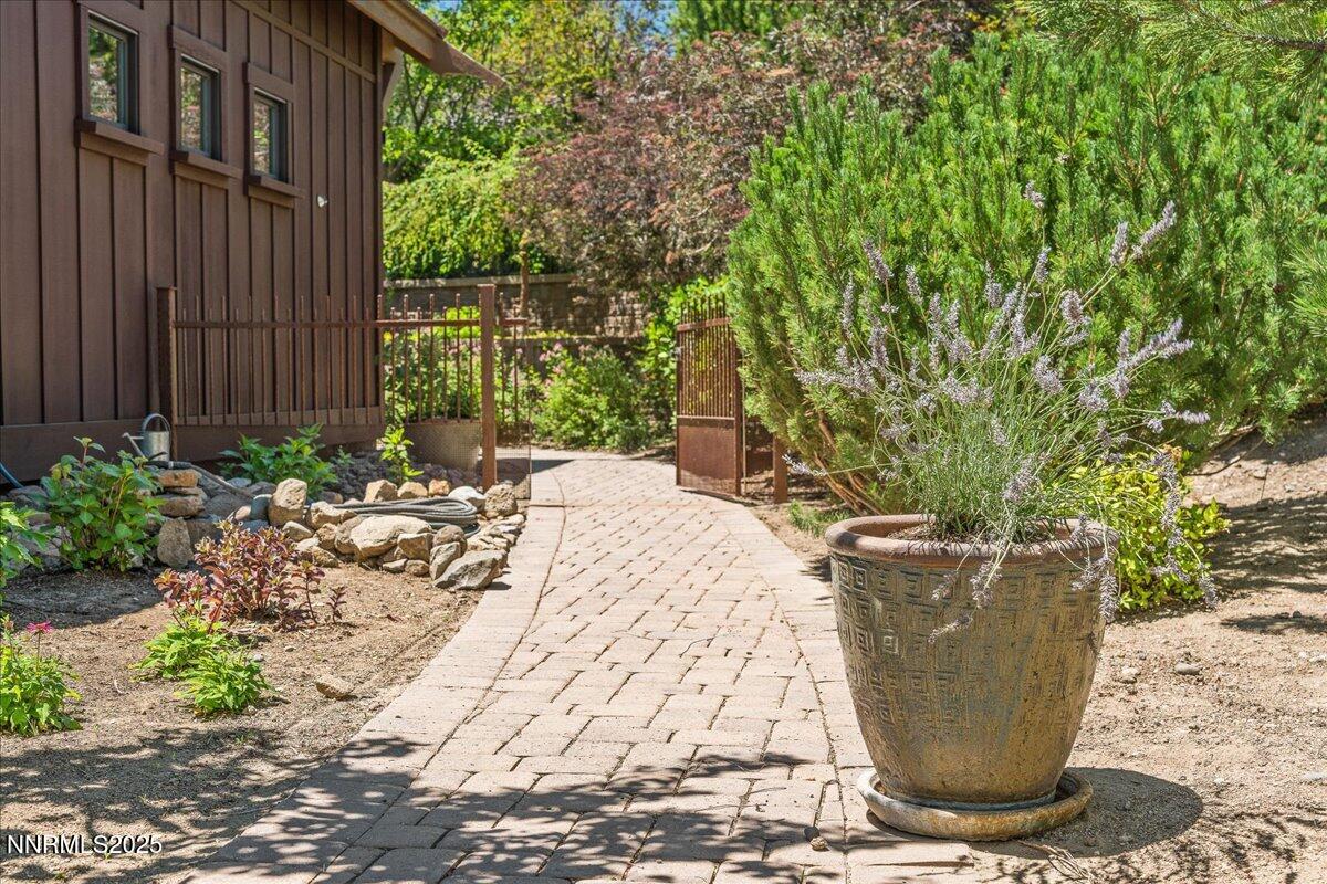 5695 Alpinista Circle