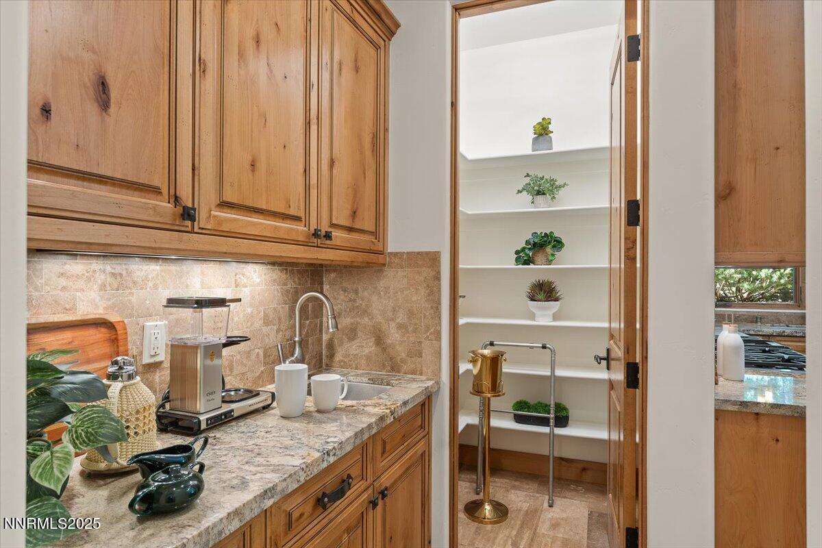 5695 Alpinista Circle