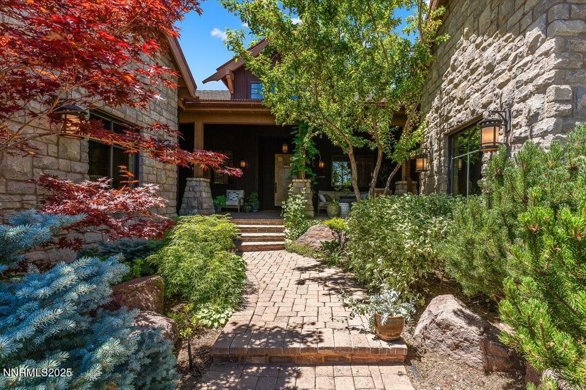 5695 Alpinista Circle