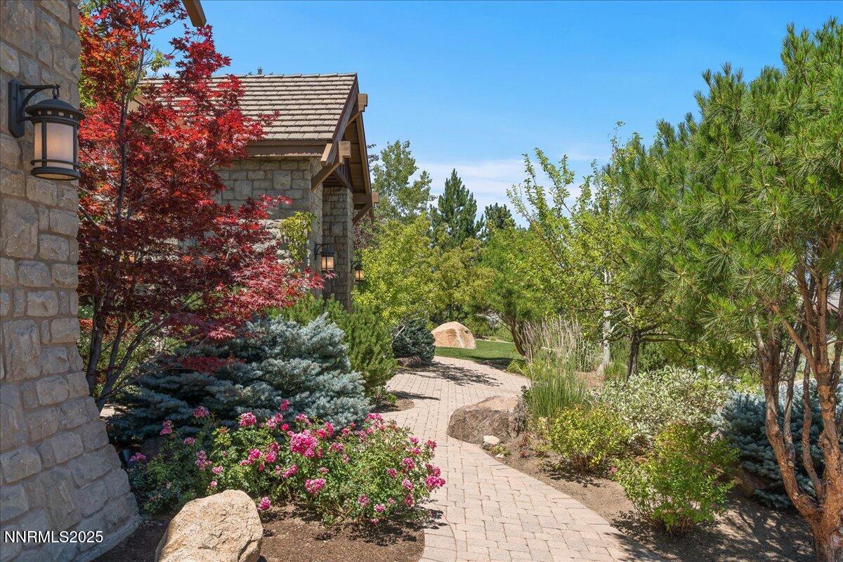 5695 Alpinista Circle