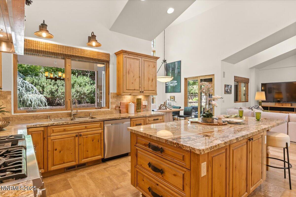5695 Alpinista Circle