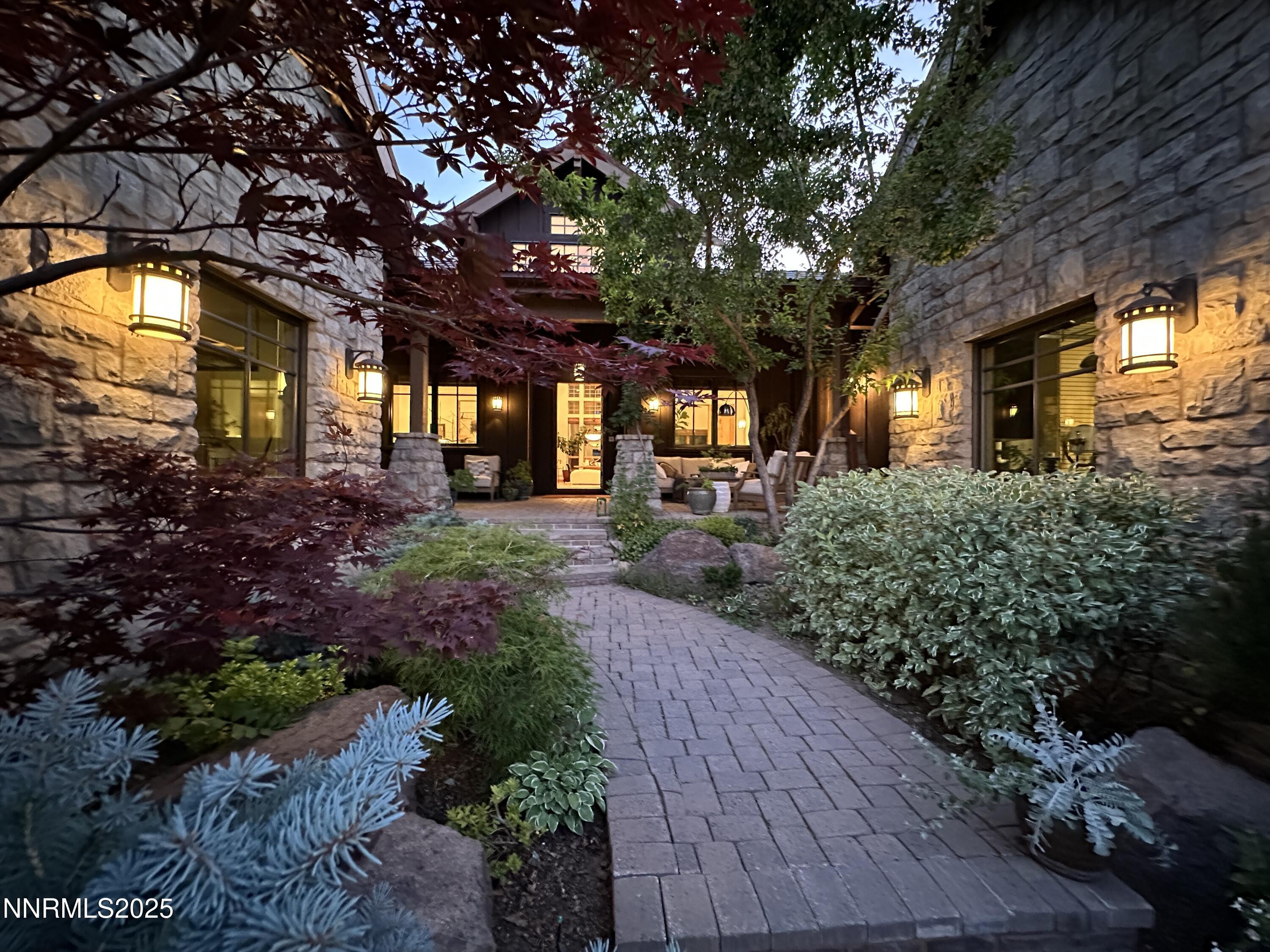 5695 Alpinista Circle