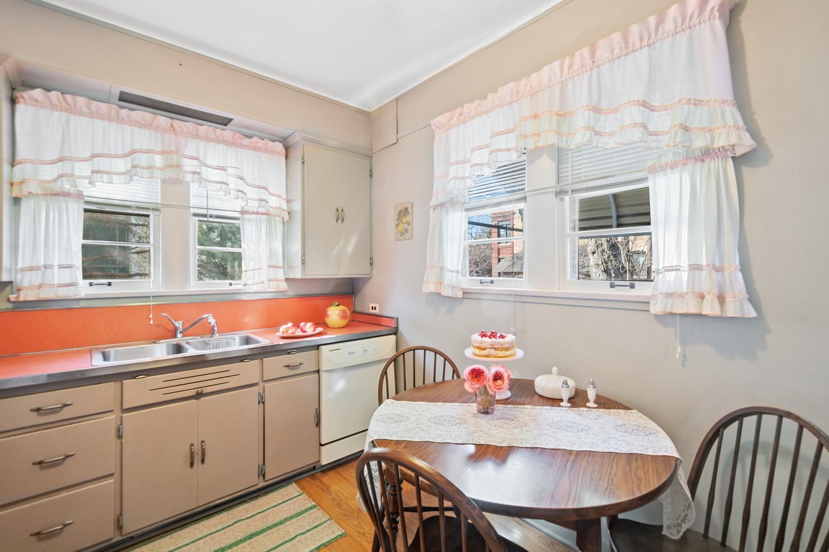 3806 N Lowell Avenue