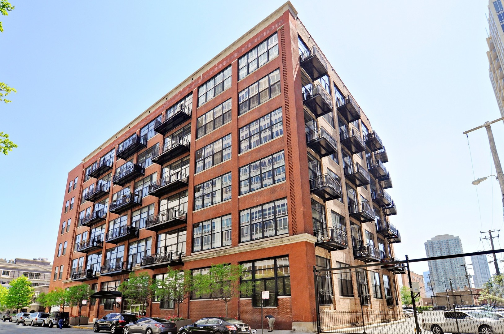 525 W Superior Street Unit: 530