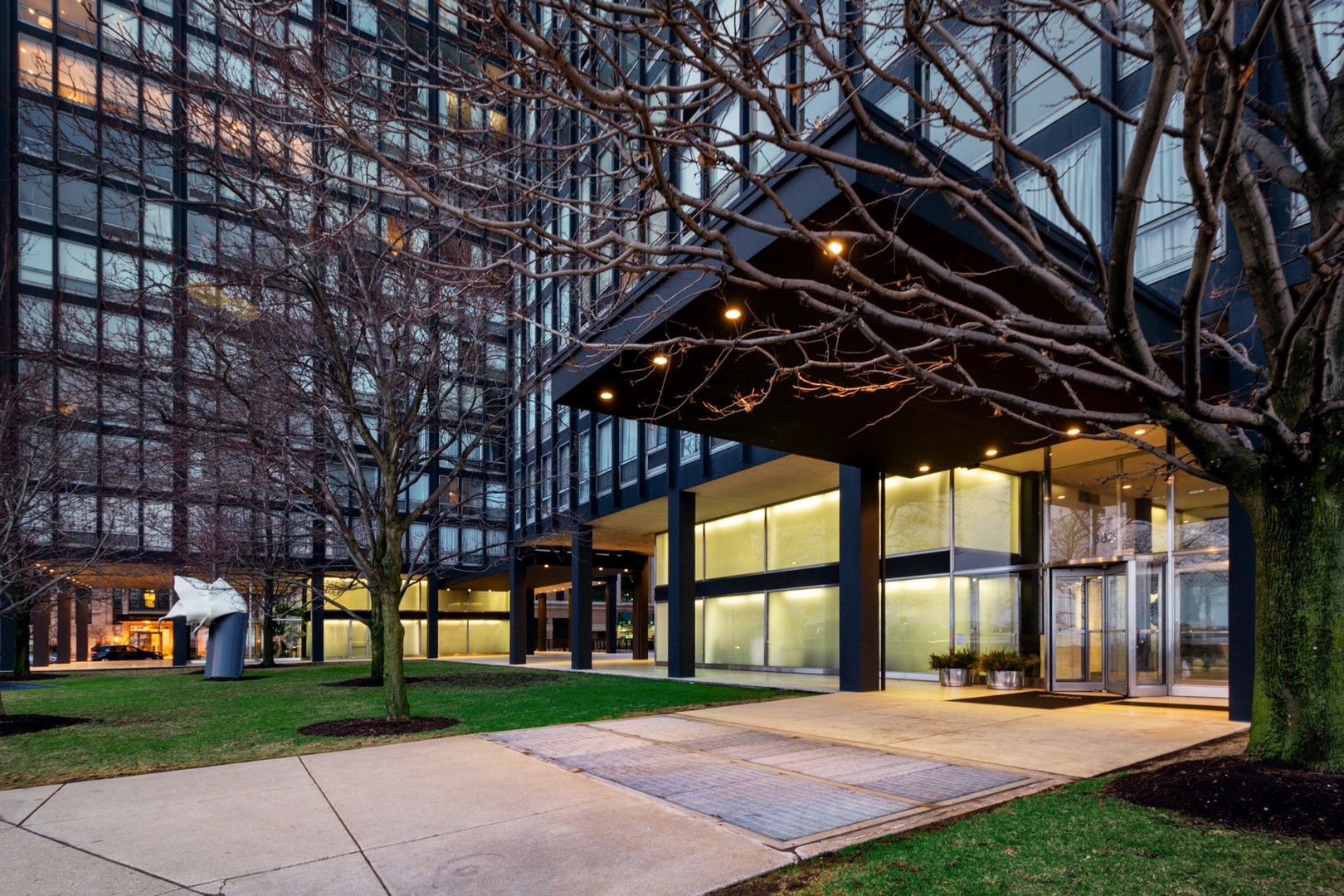 880 N Lake Shore Drive Unit: 5D