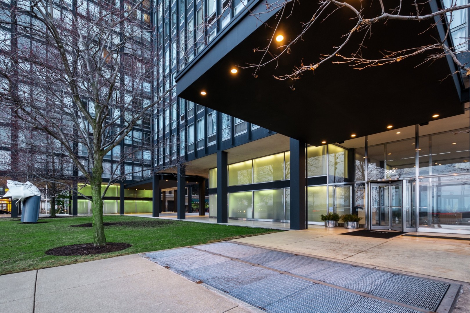 880 N Lake Shore Drive Unit: 5D