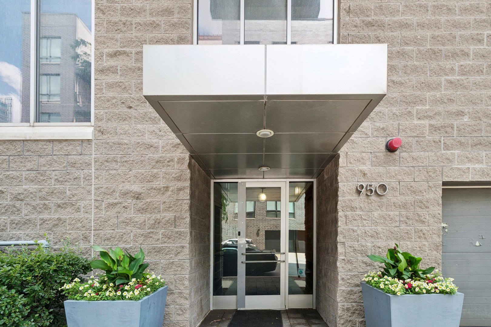 950 W Erie Street Unit: 702