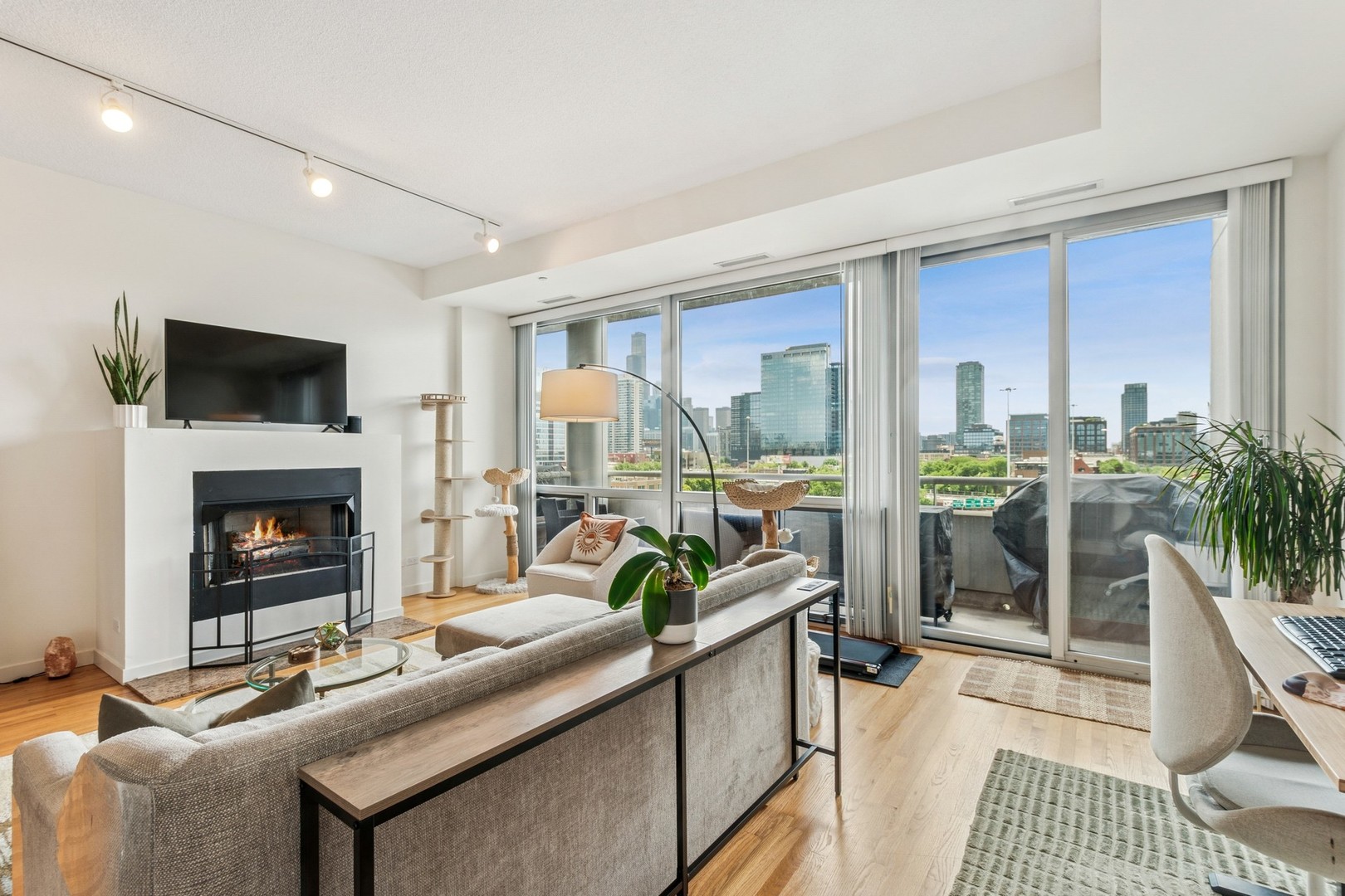 950 W Erie Street Unit: 702