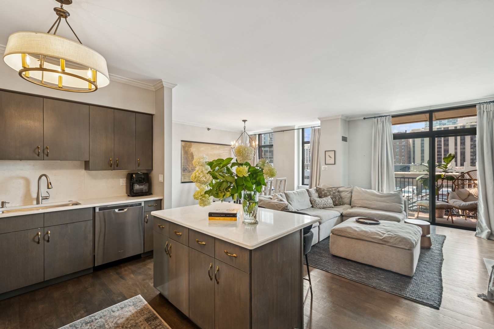 1122 N Dearborn Street Unit: 8E