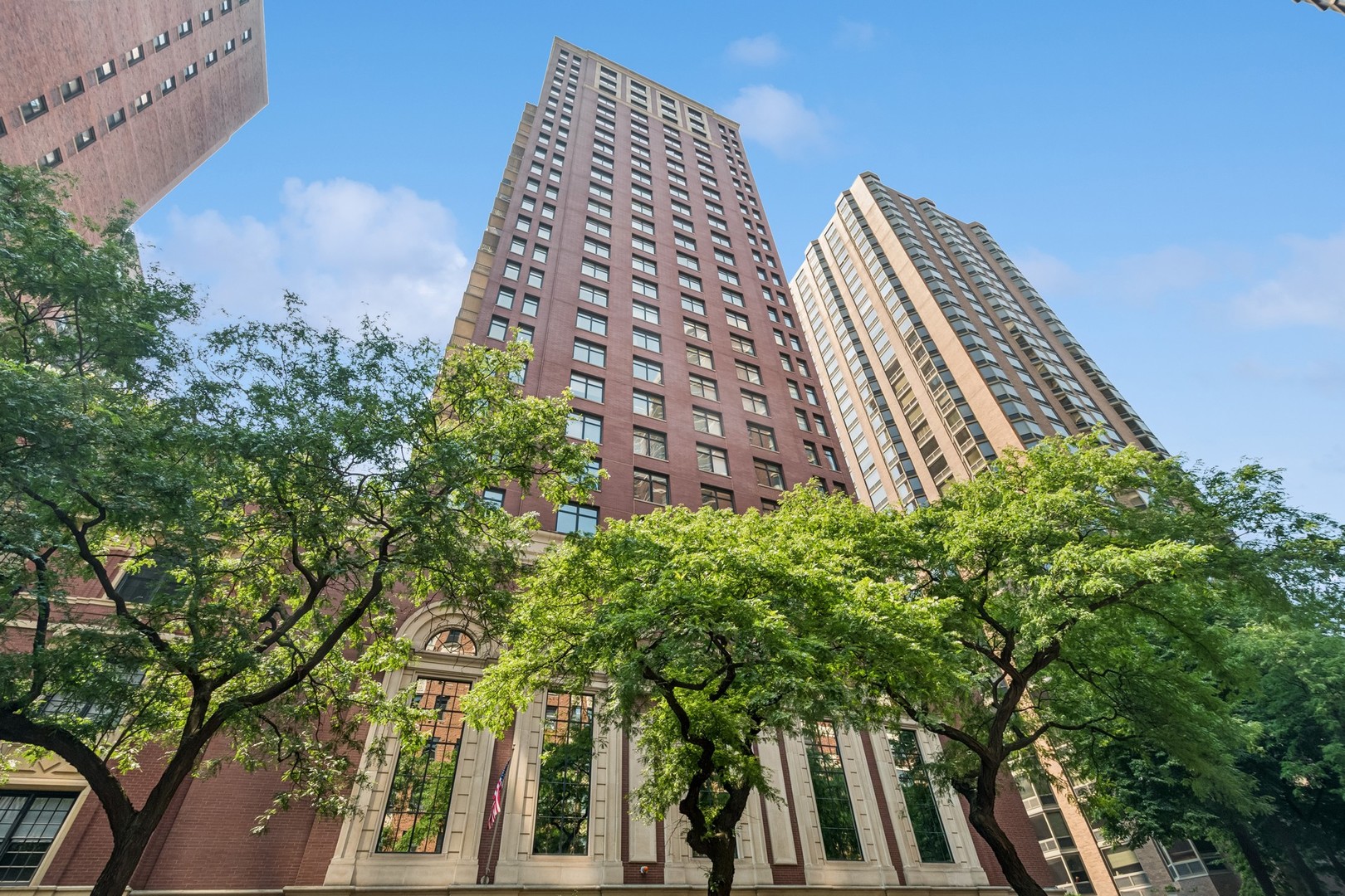 1122 N Dearborn Street Unit: 8E