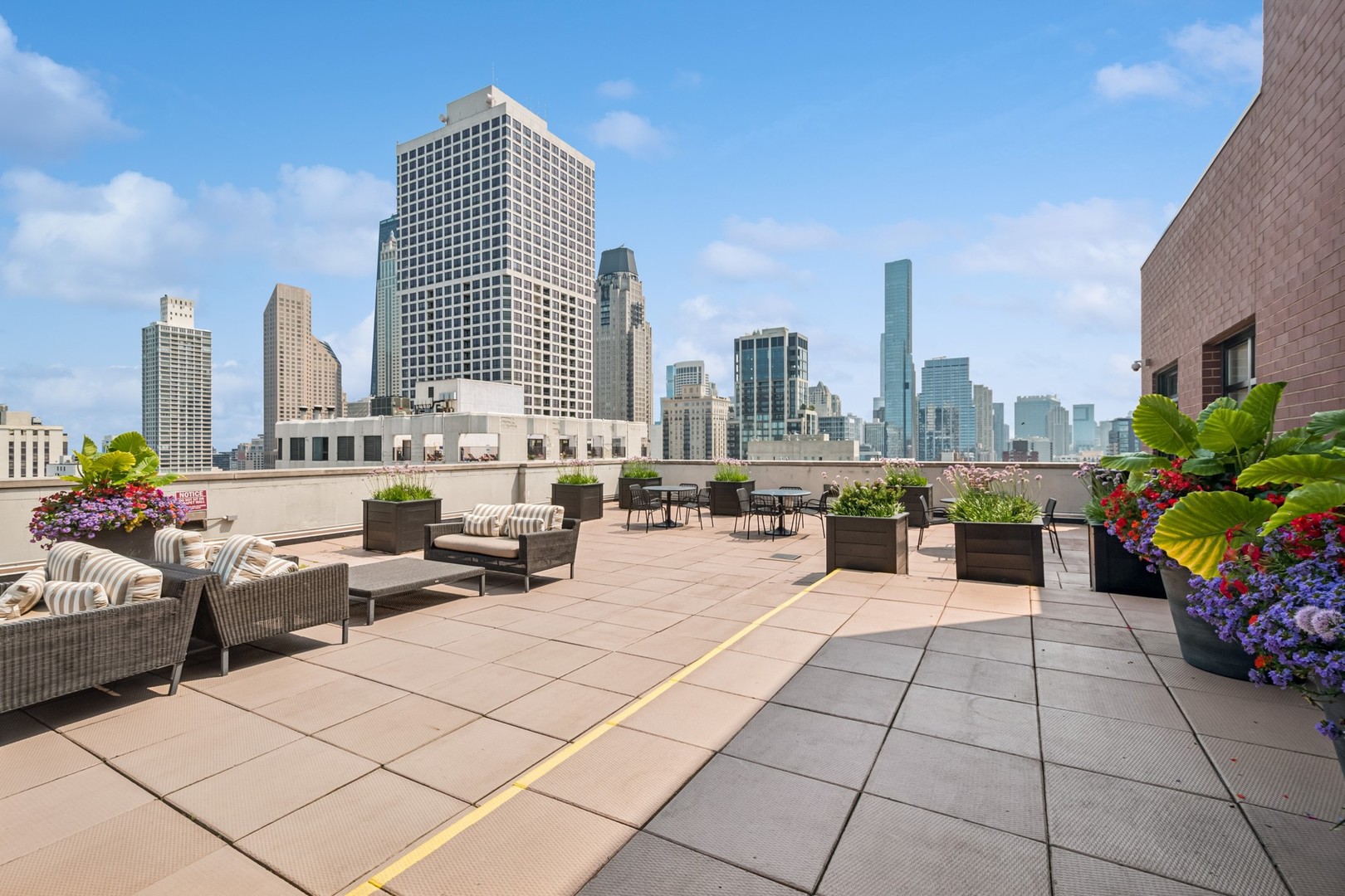 1122 N Dearborn Street Unit: 8E
