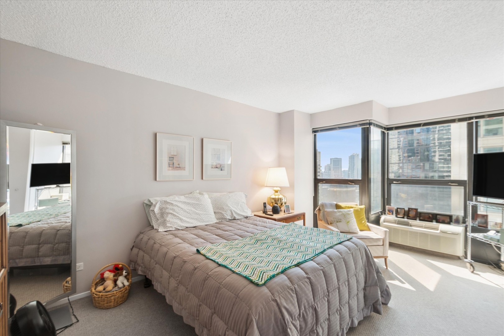 30 E Huron Street Unit: 2207