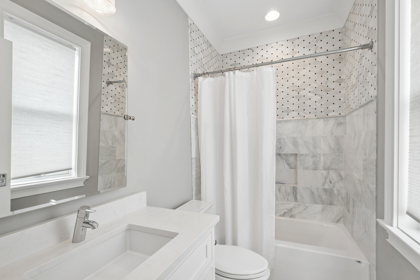 3830 N LOWELL Avenue