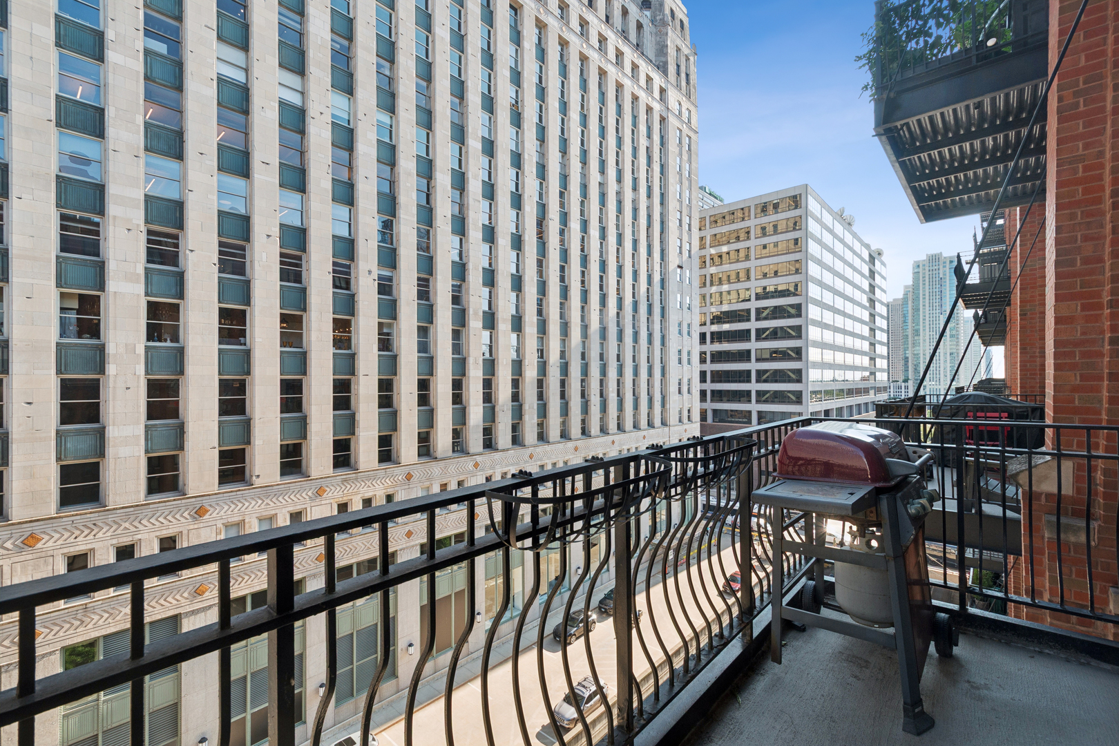 333 W HUBBARD Street Unit: 709