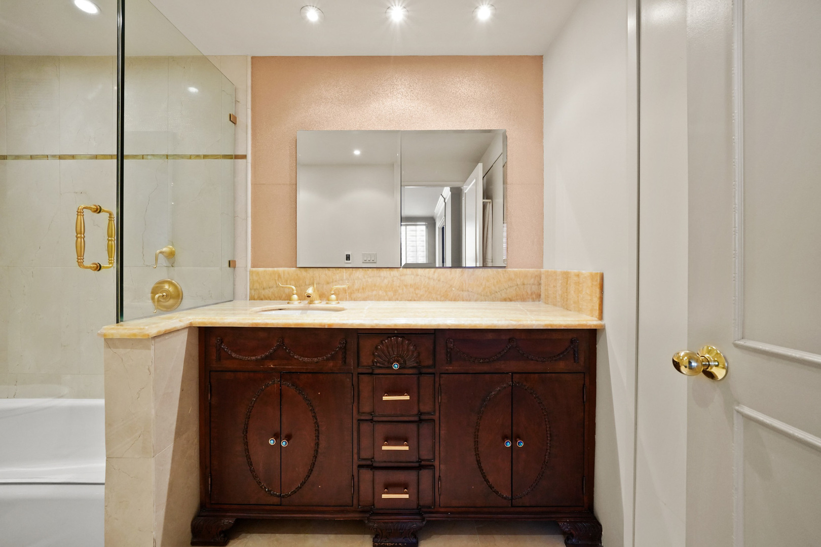 260 E CHESTNUT Street Unit: 3001