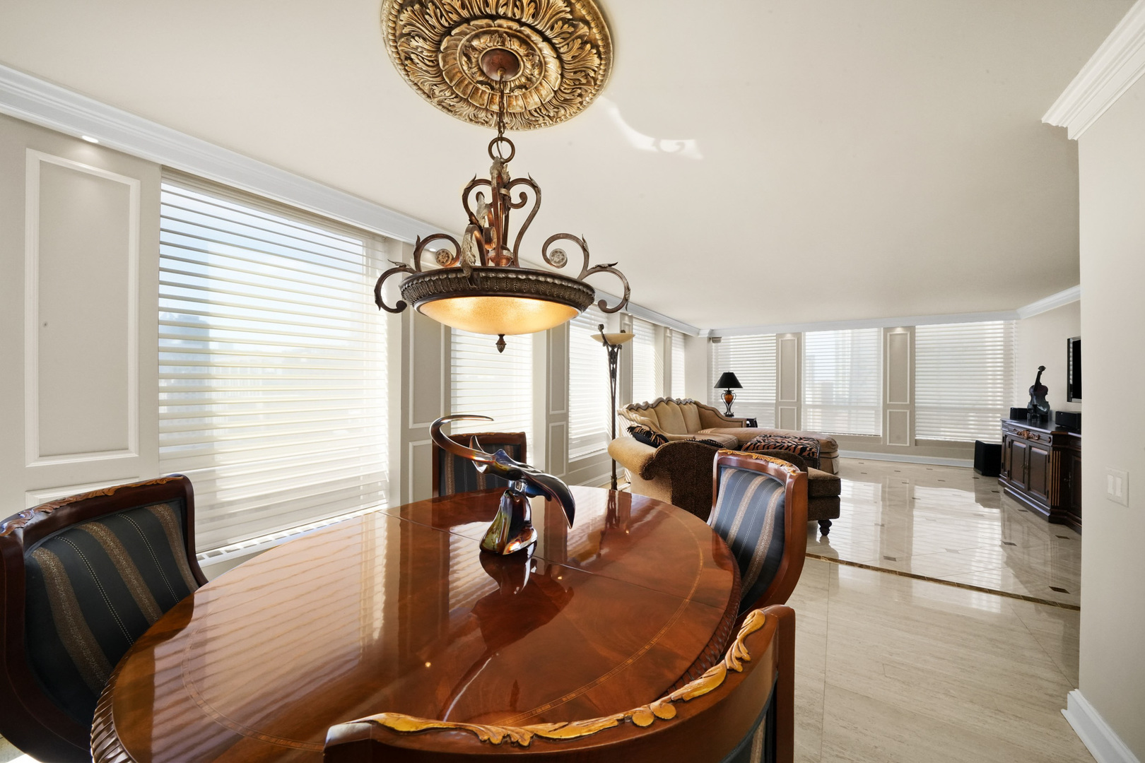 260 E CHESTNUT Street Unit: 3001