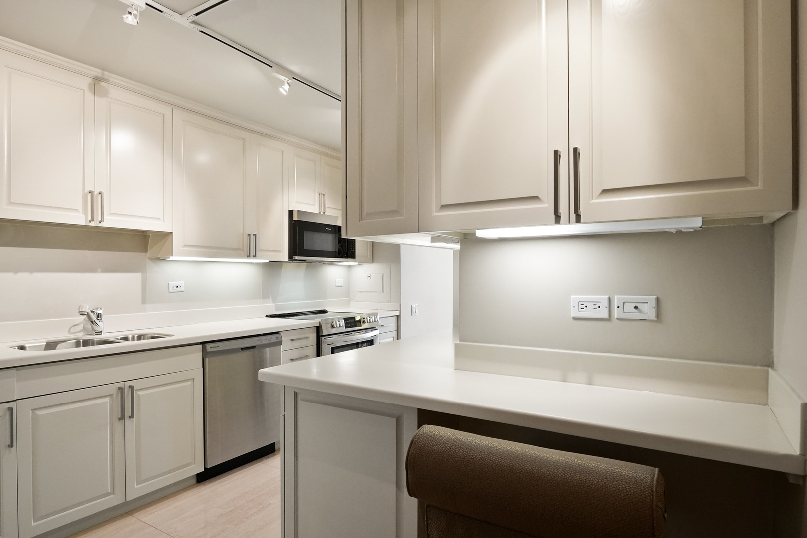 260 E CHESTNUT Street Unit: 3001