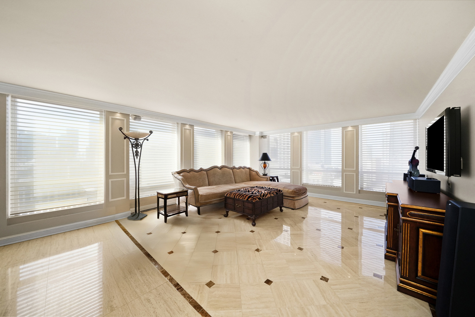 260 E CHESTNUT Street Unit: 3001