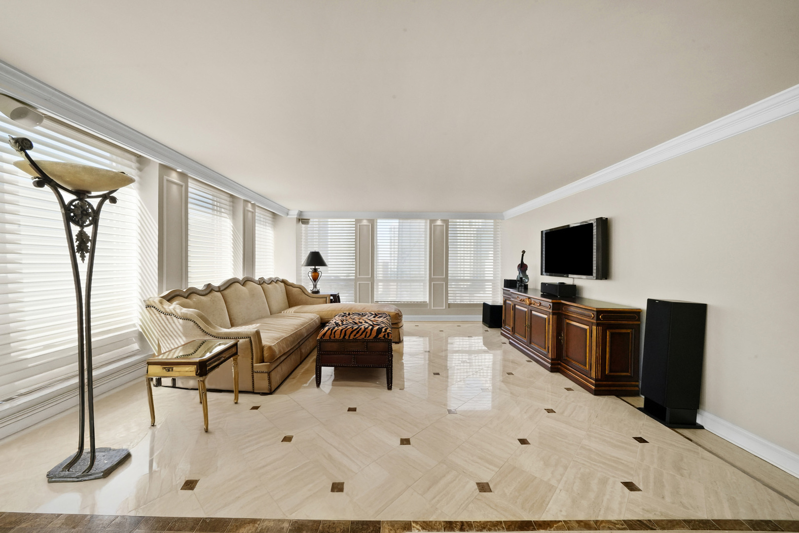 260 E CHESTNUT Street Unit: 3001