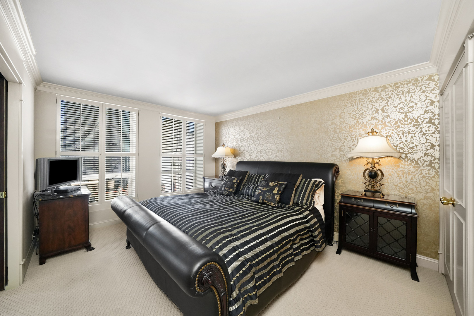 260 E CHESTNUT Street Unit: 3001