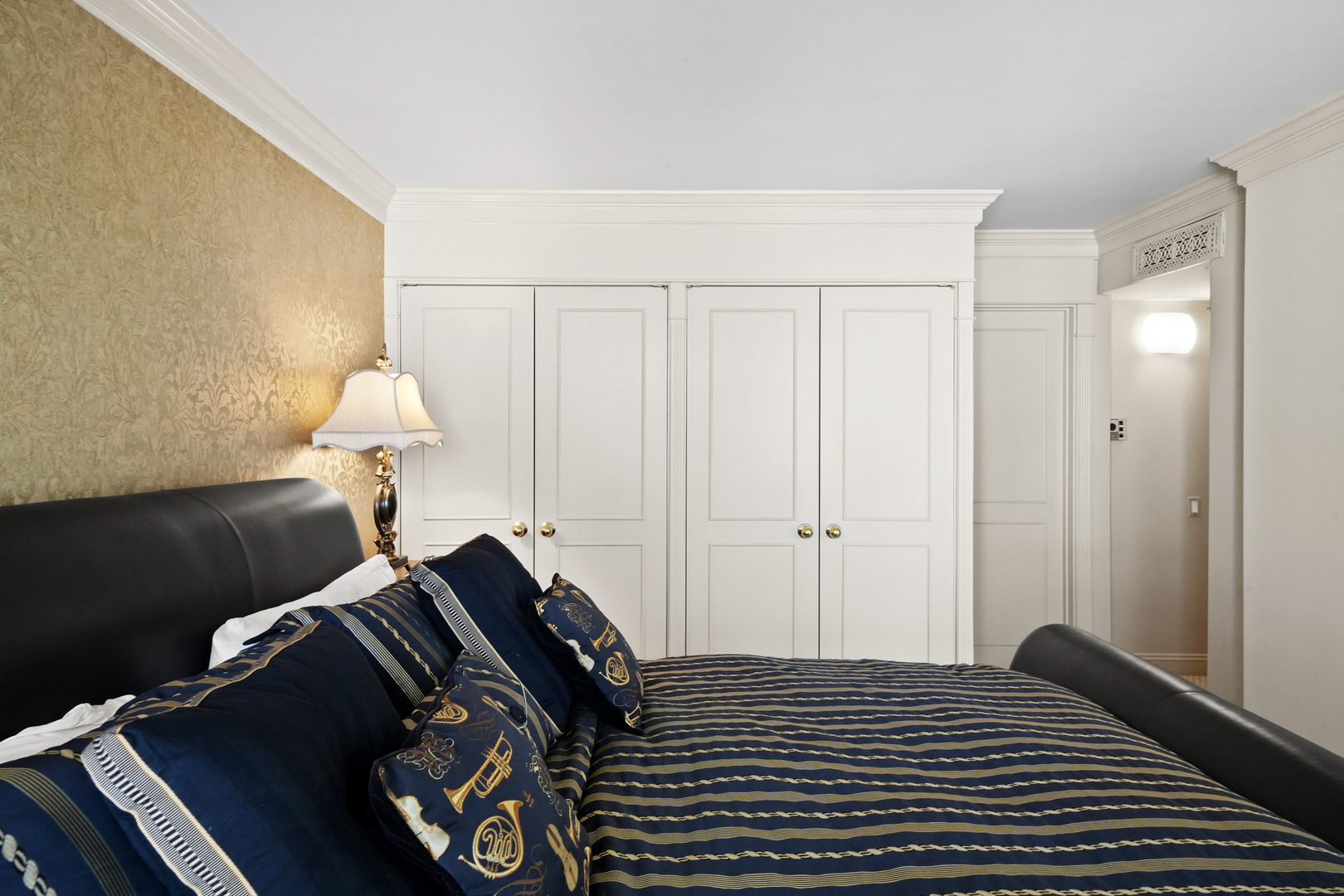 260 E CHESTNUT Street Unit: 3001