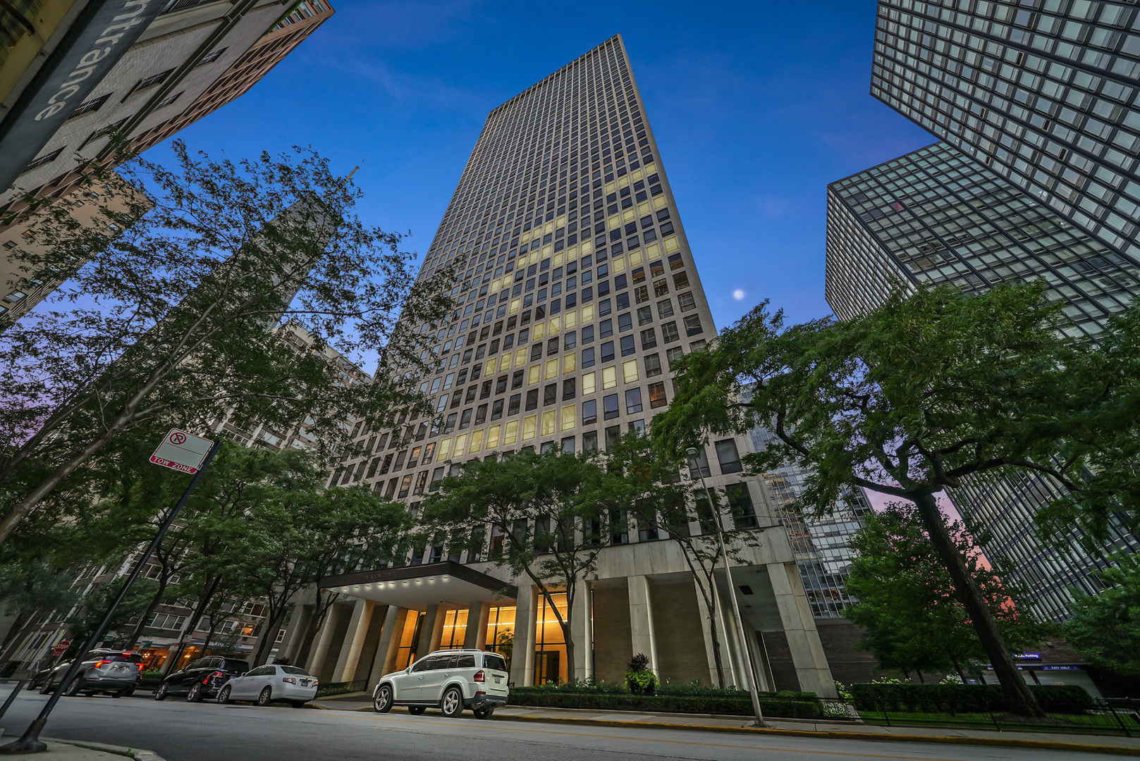 260 E CHESTNUT Street Unit: 3001