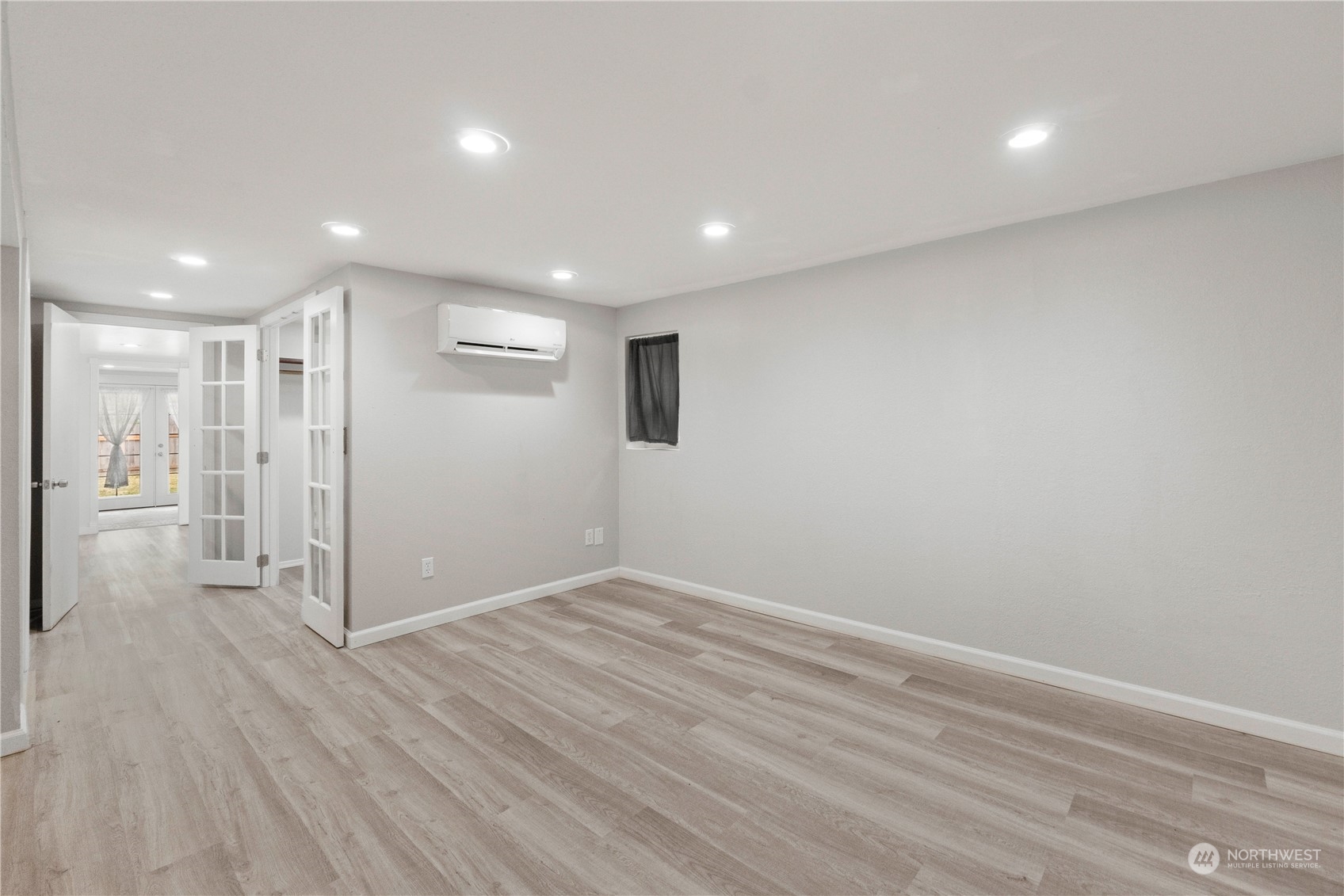 7218 E E St