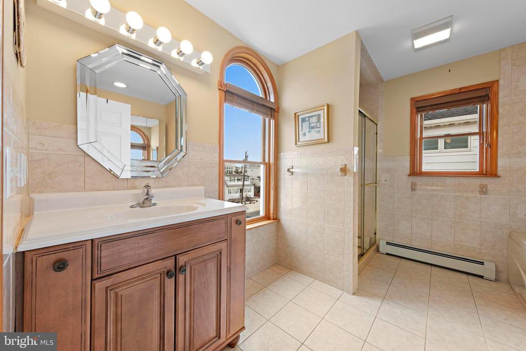272 N 9TH STREET
