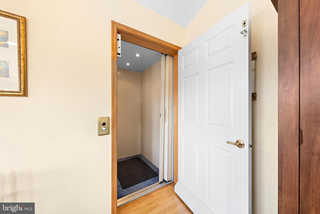 272 N 9TH STREET