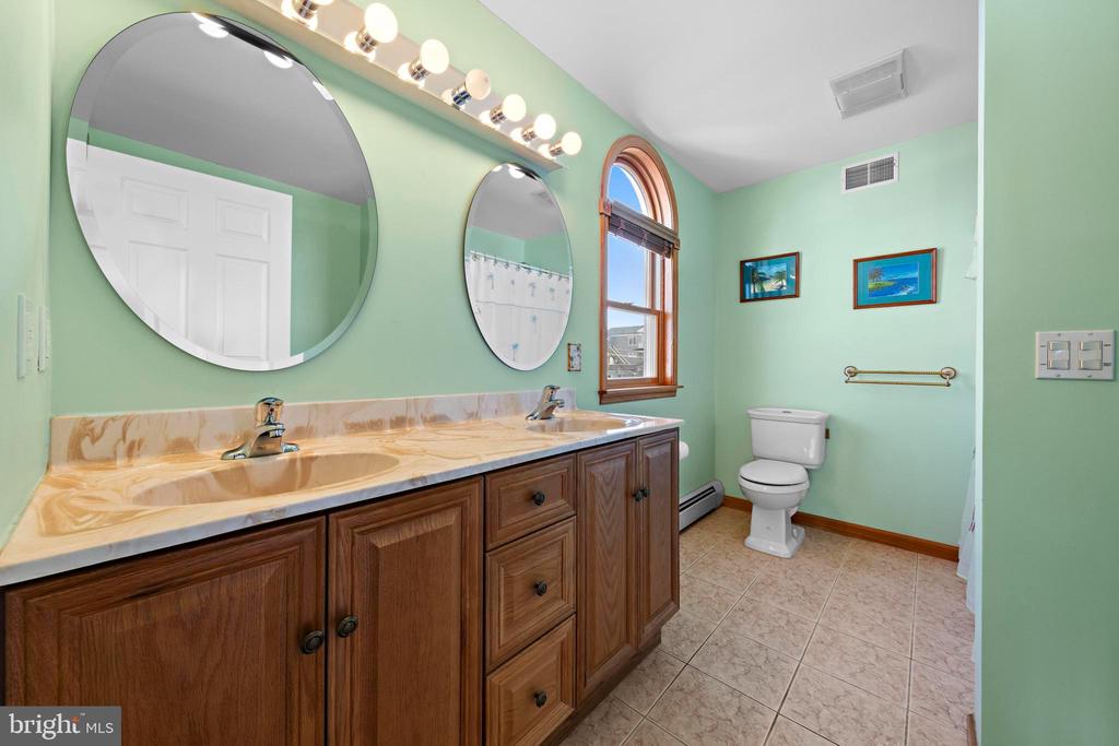272 N 9TH STREET