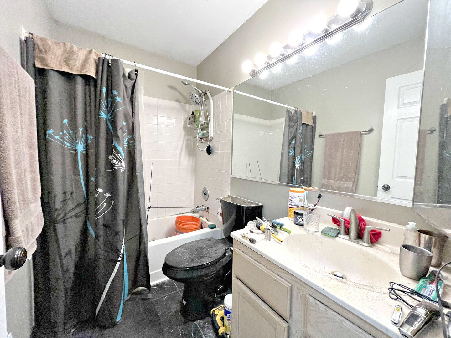 323 NEWBURY Drive Unit: 323